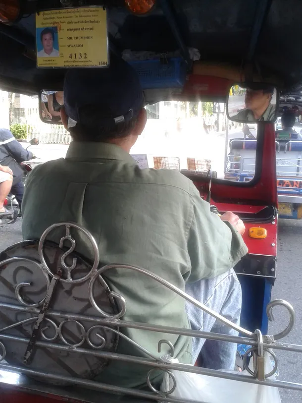 Jak i za ile poruszać się po Tajlandii? Tuk Tuk!