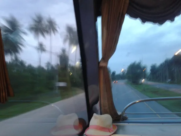 Nakhon Si Thammarat Tajskie rządowe busy i dżungla :)