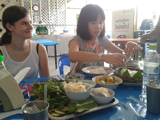 Nakhon Si Thammarat Tak, Tajowie tną makaron nożyczkami ;)