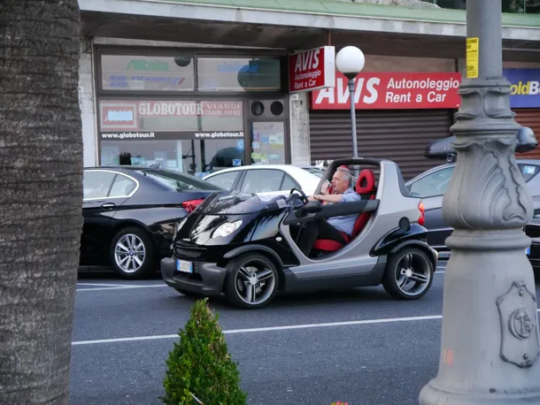 No chyba, że macie takie auto, takim to się wszędzie zaparkuje ;)