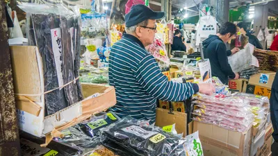 Tsukiji Outer Market w Tokio (Japonia)