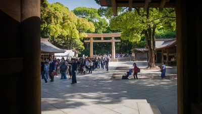 Meiji Shrine w Yoyogi Park w Tokio (Japonia) by Podróże Szczęściary