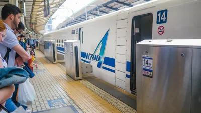 JR Pass i pociągi Shinkansen - na stacji