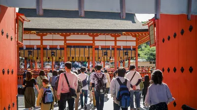Fushimi Inari Shrine w Kyoto - tysiące czerwonych bram tori w Japonii