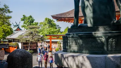 Fushimi Inari Shrine w Kyoto - tysiące czerwonych bram tori w Japonii