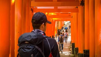 Fushimi Inari Shrine w Kyoto - tysiące czerwonych bram tori w Japonii