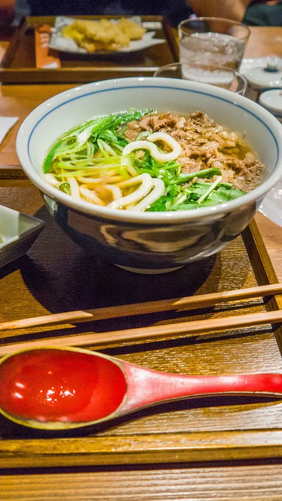 Pyszny udon na Nishiki Market w Kyoto (Japonia)